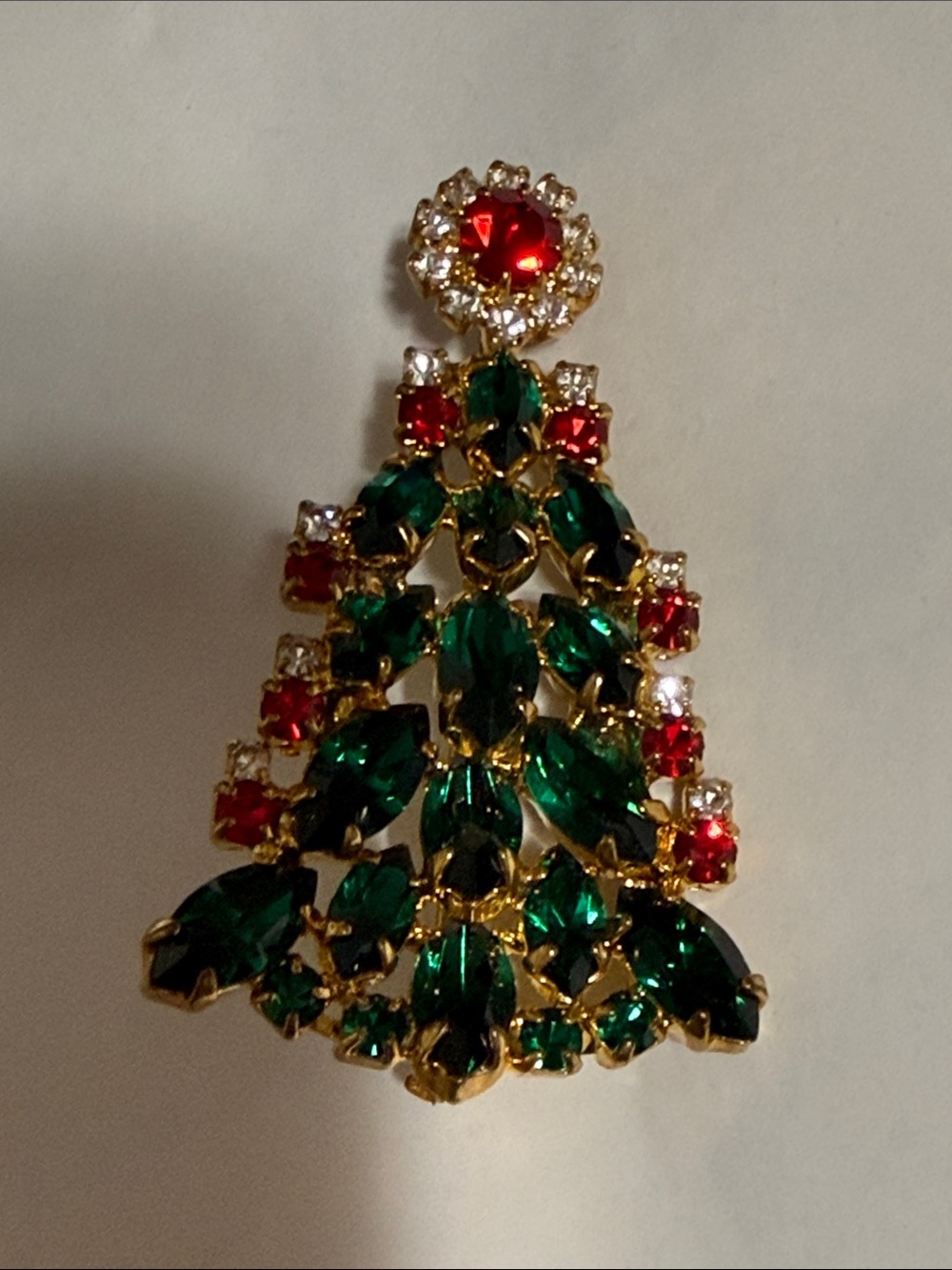 Stunning Vintage Gold-Tone Green Red and white Rhinestone Christmas Tree Brooch